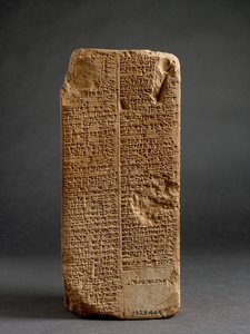 Sült agyag prizma ("Weld-Blundell prizma") a sumér királylistával, amely uralkodókat ad az "özönvíz előtt" és az isini Sin-magir királynak (Kr. e. 1827-17) ékírással, valószínűleg Larsából, alkotó: Sumerian